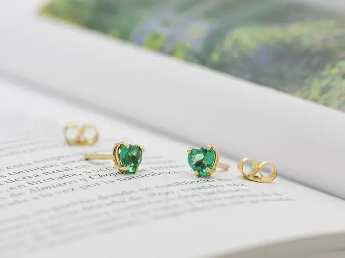 Pendentes de Ouro Amarelo con Esmeraldas Talla Corazón