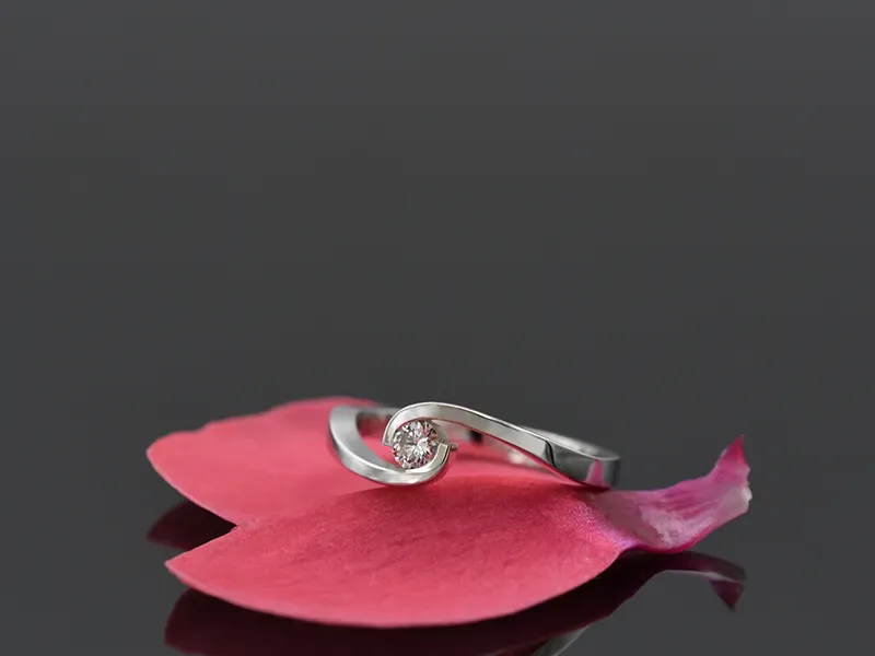 Anel Solitario de Ouro Branco con Diamantes