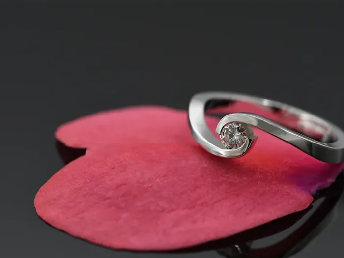 Anillo Solitario de Oro Blanco con Diamante 0,14 qt