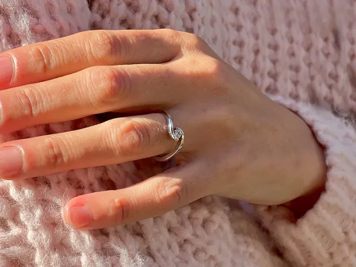 Anillo Solitario de Oro Blanco con Diamante 0,14 qt