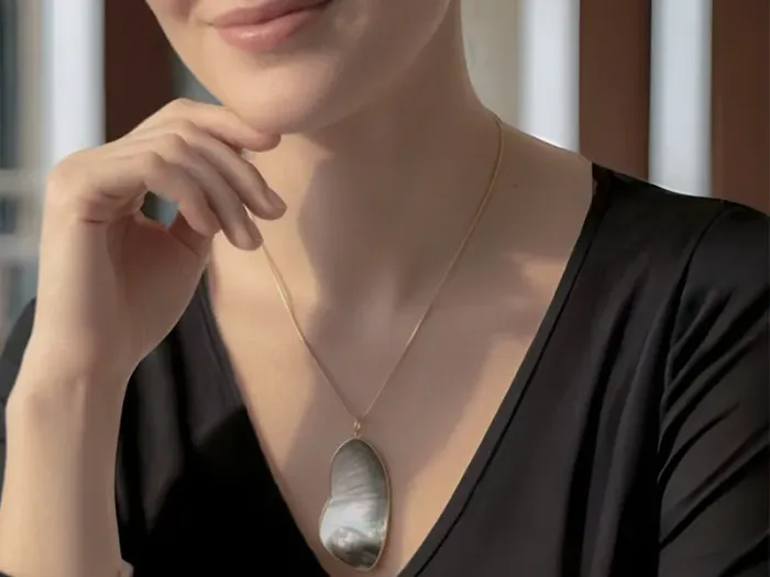 Gold pendant with Tahitian Mother Pearl