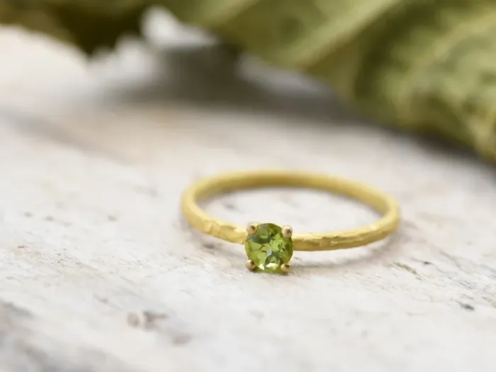 Anillo de Oro con Peridoto