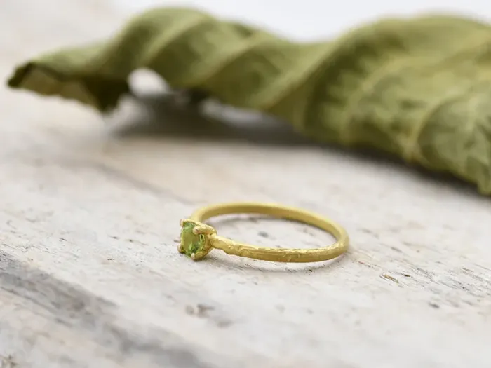 Anillo de Oro con Peridoto
