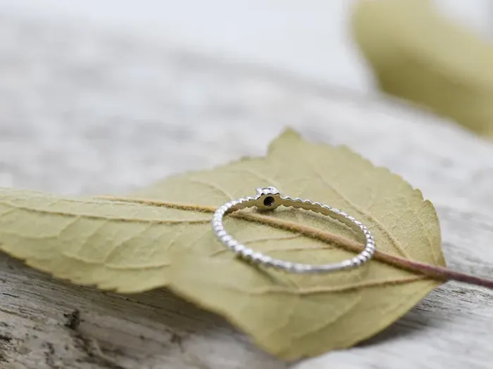 Anillo de Oro Blanco con Diamante Negro