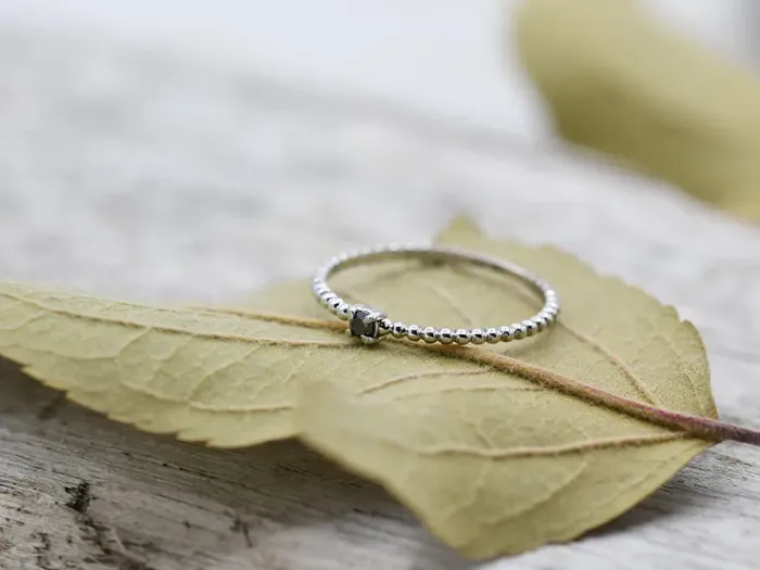 Anel de Ouro Branco con Diamante Negro