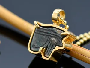 Colgante de Oro con Amuleto Egipcio Antiguo. Ojo de Horus