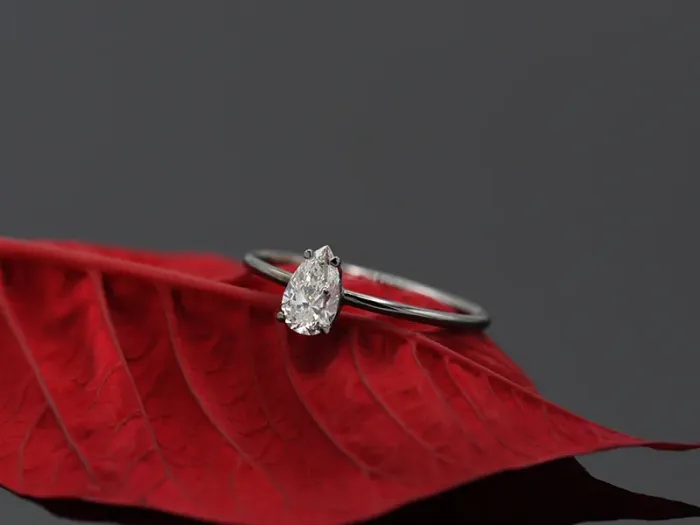 Anillo con Diamante Talla Pera