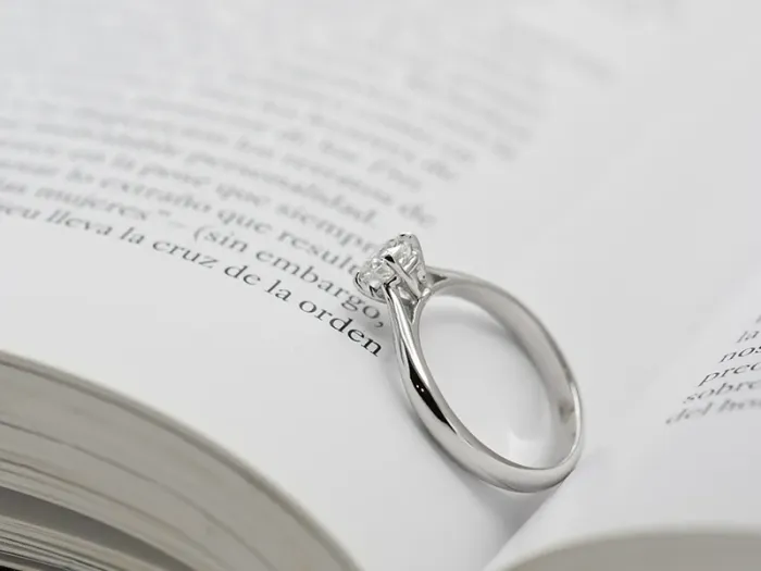 Anillo Solitario de Oro Blanco con Diamante 0,50 qt