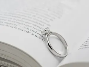 Anillo Solitario de Oro Blanco con Diamante 0,50 qt