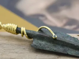 Colgante con Punta de Flecha de 2700 años de Antigüedad