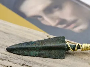 Colgante con Punta de Flecha de 2700 años de Antigüedad
