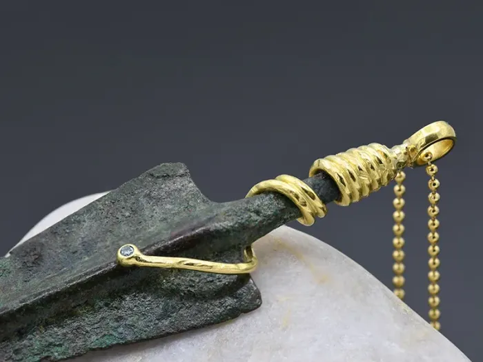 Colgante con Punta de Frecha de 2700 años de Antigüedade