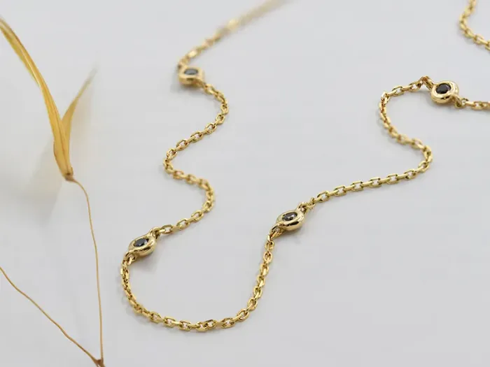 Gargantilla de Oro con Diamantes Negros