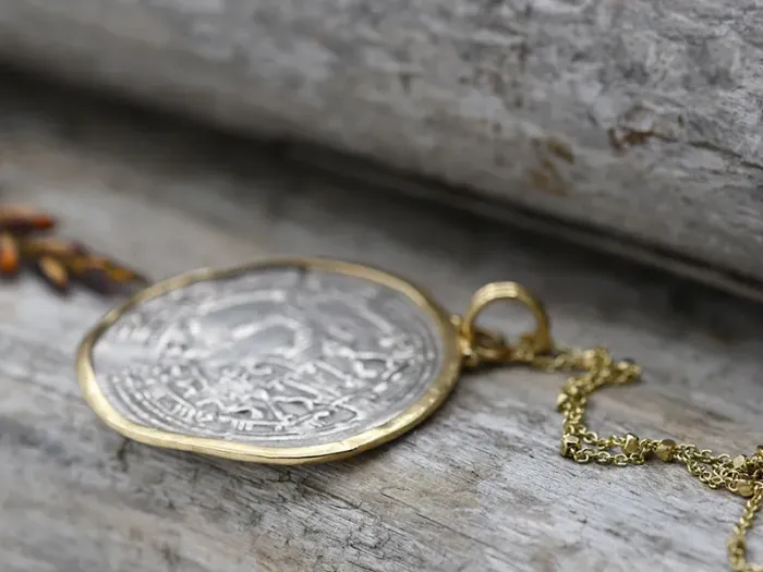 Colgante de Oro con Moneda Medieval