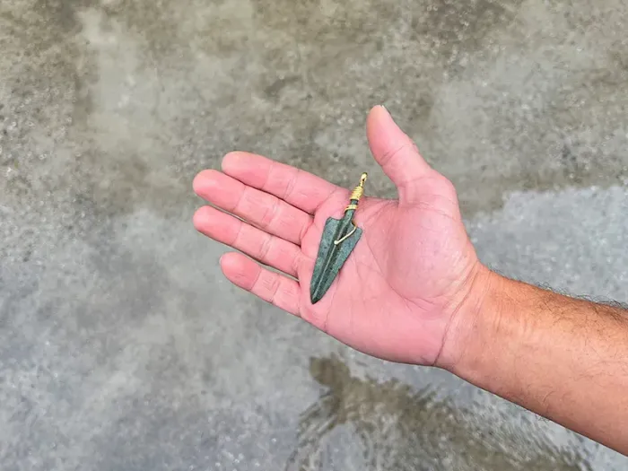 Colgante con Punta de Frecha de 2700 años de Antigüedade