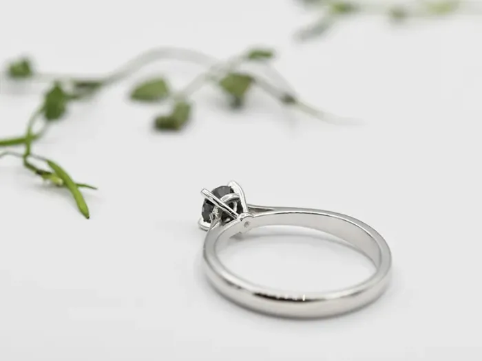 Anillo Solitario de Oro Blanco con Diamante Negro