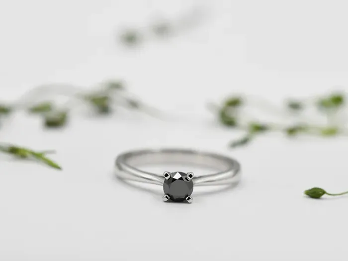 Anel Solitario de Ouro Branco con Diamante Negro