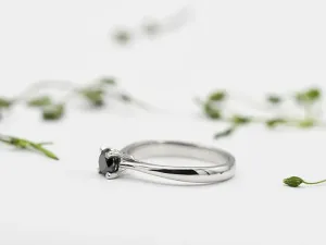 Anel Solitario de Ouro Branco con Diamante Negro