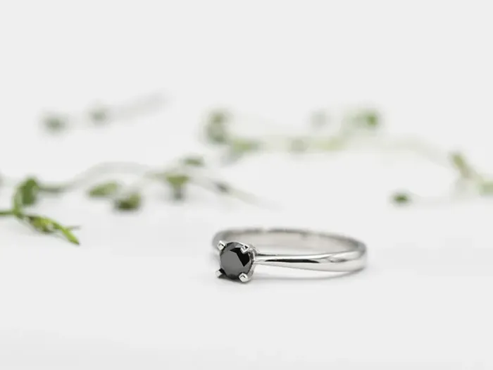 Anillo Solitario de Oro Blanco con Diamante Negro