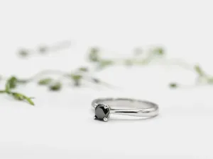 Anillo Solitario de Oro Blanco con Diamante Negro