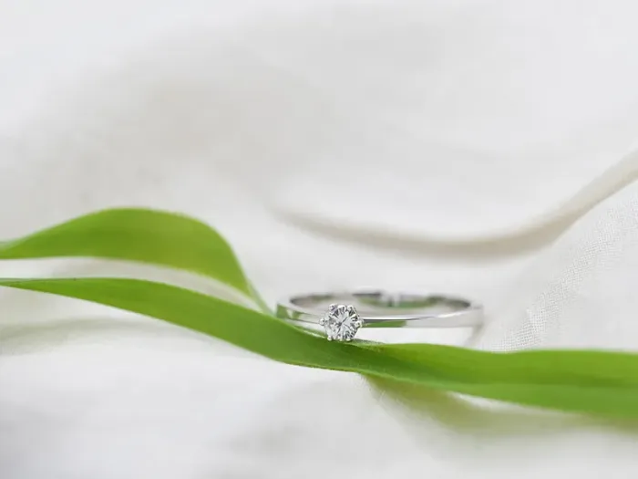 Solitario de Ouro Branco con Diamante de 0,15 qt.