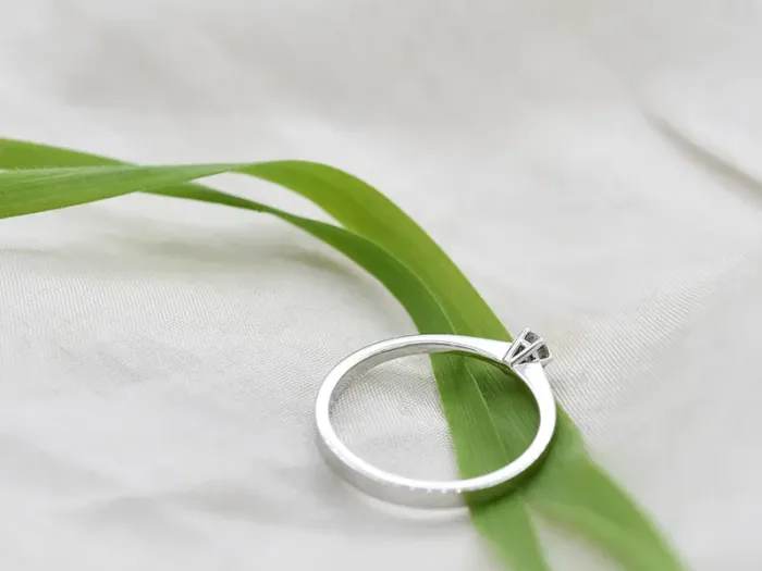 Solitario de Ouro Branco con Diamante de 0,15 qt.