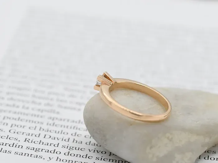 Anel Solitario de Ouro Rosa con Diamante 0,20qt