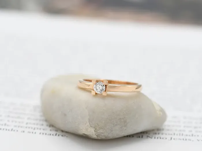 Anillo Solitario de Oro Rosa con Brillante 0,20 qt