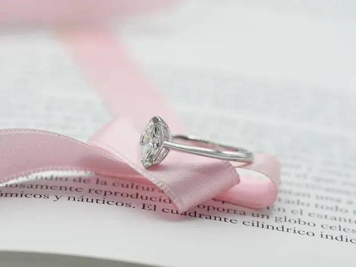 Anel Solitario de Ouro Branco con Diamante talla Marquise
