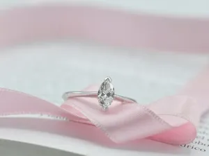 Anel Solitario de Ouro Branco con Diamante talla Marquise