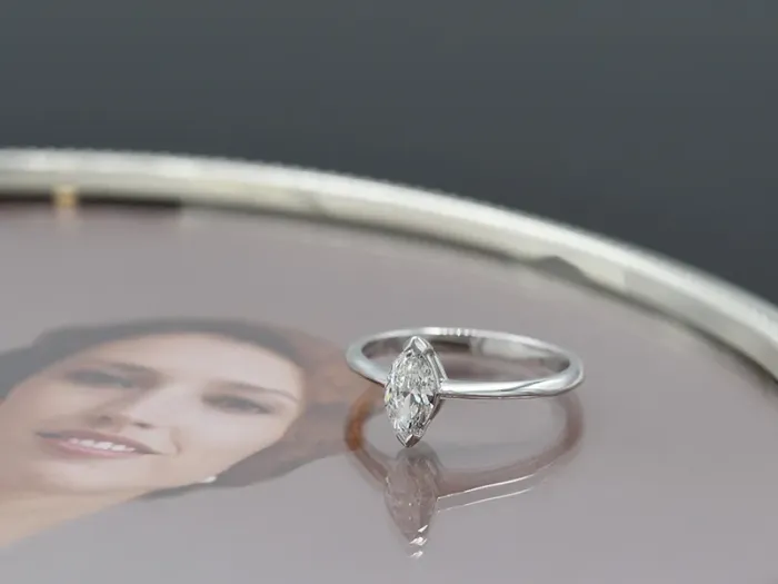 Anillo Solitario de Oro Blanco con Diamante talla Marquise