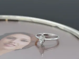 Anillo Solitario de Oro Blanco con Diamante talla Marquise