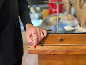 Anel de Ouro con Esmeralda e Rubíes