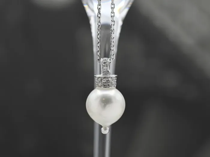 Colgante de Oro con Perla Australiana y Brillantes