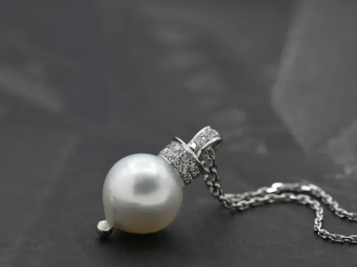 Colgante de Oro con Perla Australiana y Brillantes