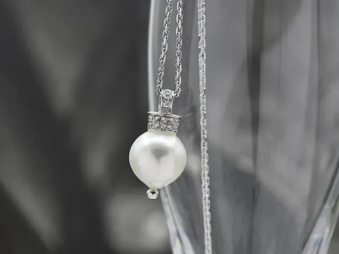 Colgante de Oro con Perla Australiana y Brillantes