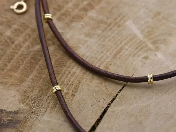 Collar de Cuero y Oro