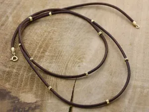 Colar de Coiro e Ouro