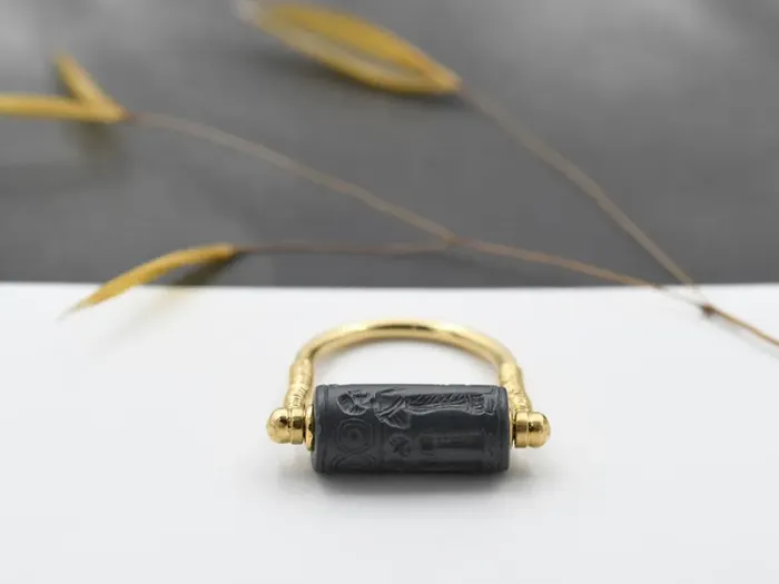 Anillo de Oro con Sello Giratorio