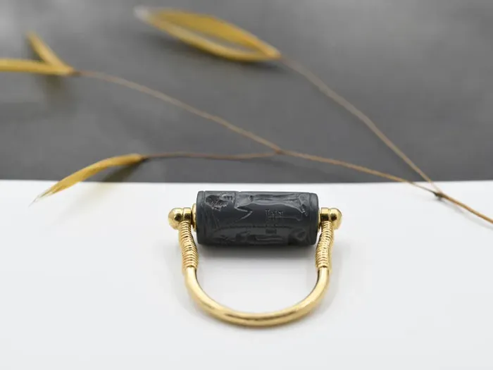 Gold Ring With a Rotating Seal