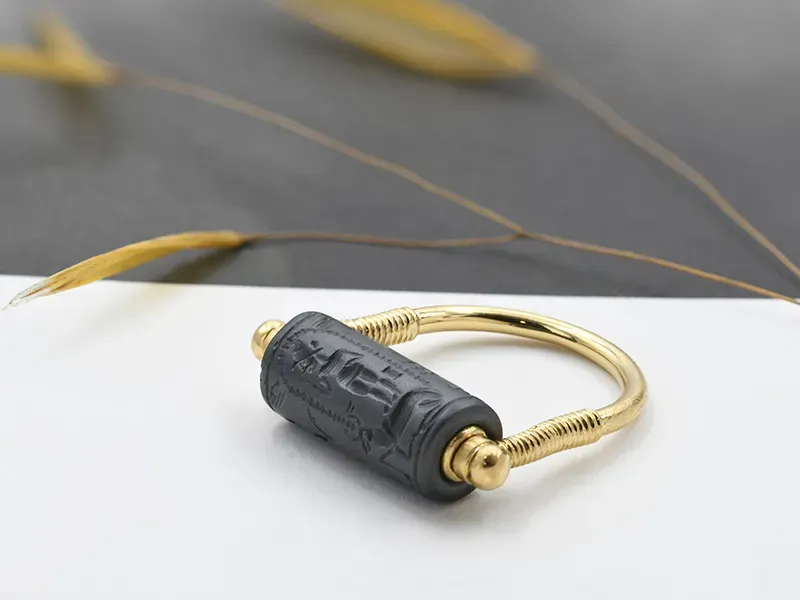 Gold Ring With a Rotating Seal