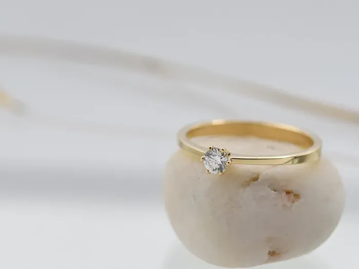 Anillo Solitario de Oro con Diamante de 0,15 qt