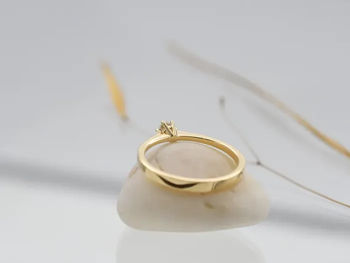 Anillo Solitario de Oro con Diamante de 0,15 qt