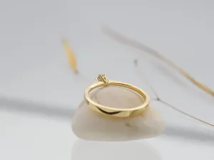 Gold Engagement Ring with a  0,15 qt Diamond