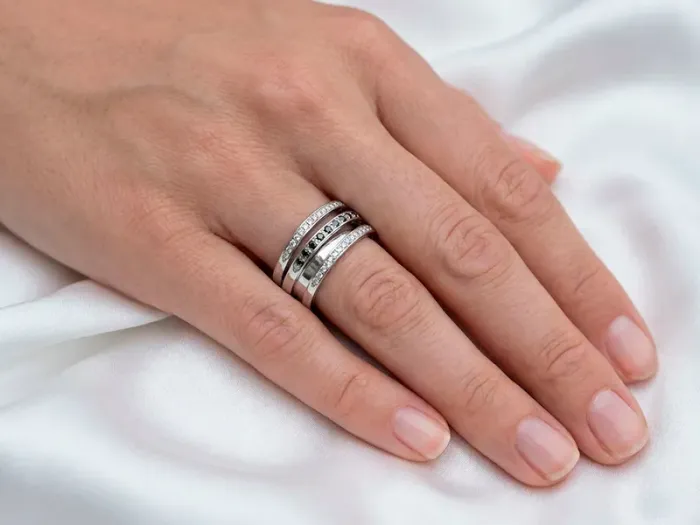 Anillo de Oro Blanco con Brillantes