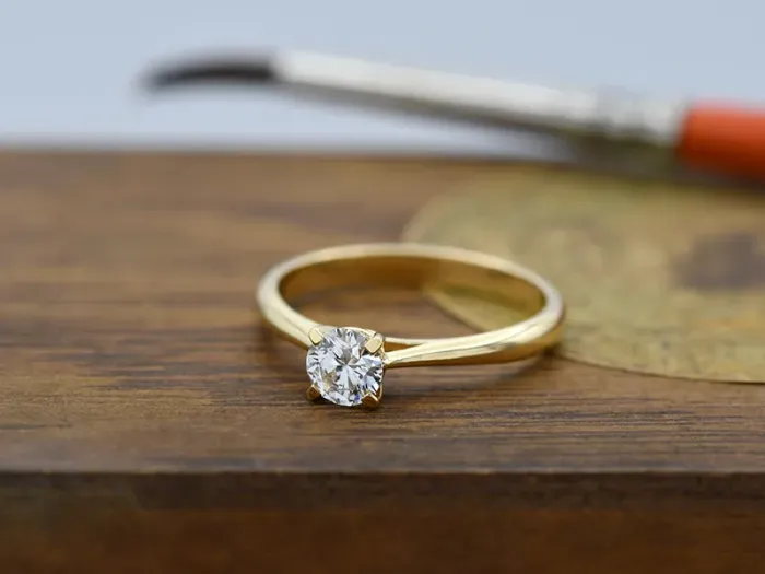 Anel Solitario de Ouro Amarelo con Diamante 0,50qt