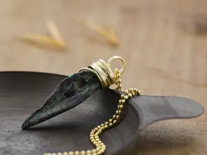 Colgante con Punta de Flecha Griega