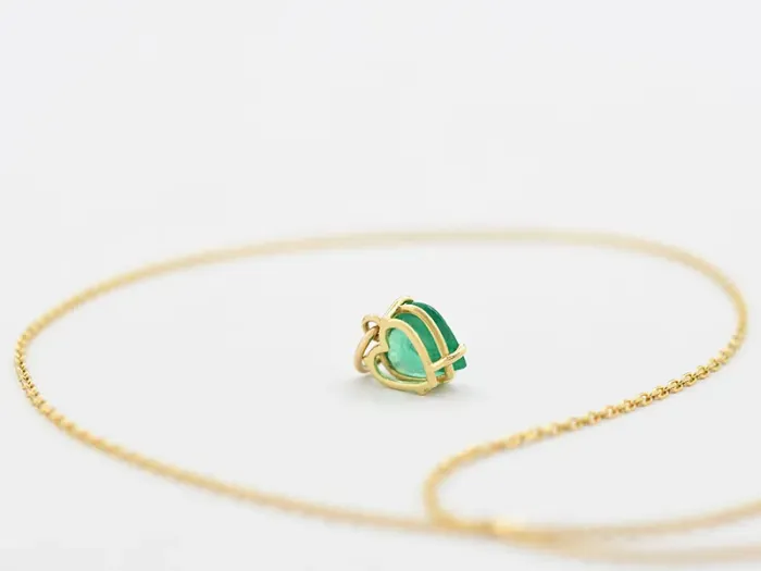 Colgante con Esmeralda Talla Corazón