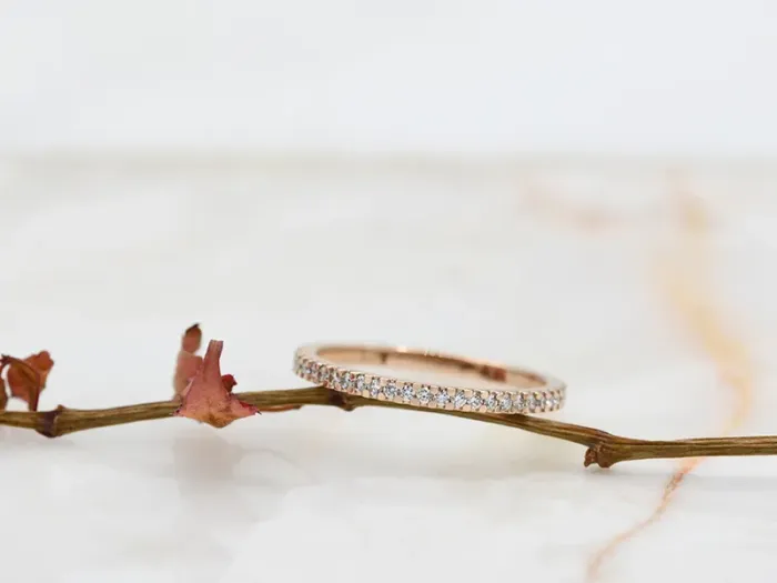 Anillo Eternity de Oro Rosa y Diamantes