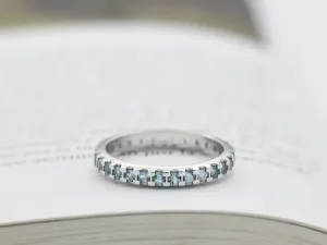 Anel Eternity de Ouro Branco con Topacios Azuis